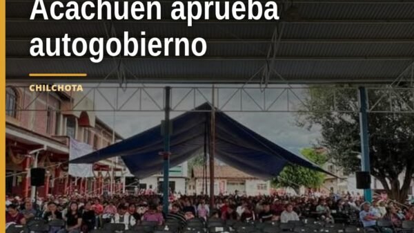 Fotografía de habitantes reunidos en asamblea comunal en Acachuén, Chilchota, Michoacán, durante la consulta de autogobierno