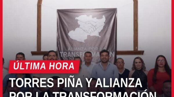 Carlos Torres Piña y representantes de Alianza por la Transformación firmando o dialogando frente a una mesa en Morelia
