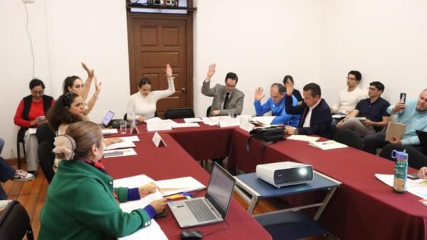 Legisladores del Congreso del Estado de Michoacán en sesión de Comisiones Unidas aprobando leyes de ingresos municipales