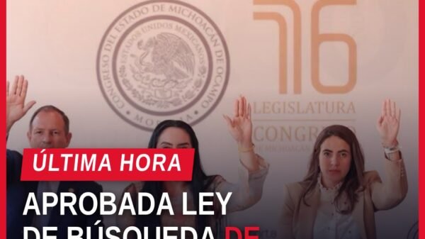 Diputadas y diputados del Congreso del Estado de Michoacán en sesión en el Salón de Recepciones, con documentos sobre la ley