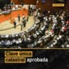 Ilustración conceptual de una casa y un terreno con código QR y etiqueta 'Clave Única Catastral' en fondo mexicano
