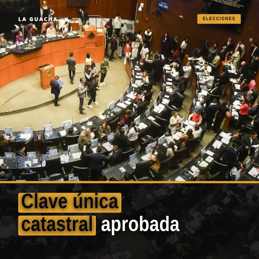 Ilustración conceptual de una casa y un terreno con código QR y etiqueta 'Clave Única Catastral' en fondo mexicano