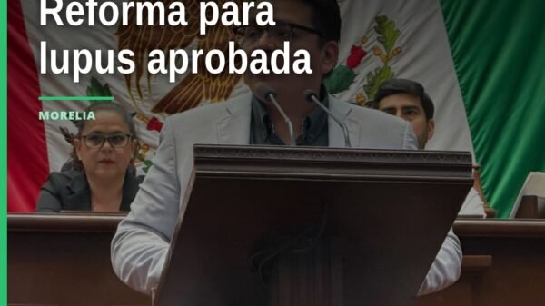 Diputado Toño Carreño Sosa hablando ante el pleno de la Cámara de Diputados de Michoacán durante la aprobación de la reforma