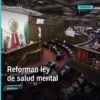 Imagen simbólica de manos unidas sobre fondo azul claro, con ícono de corazón y cerebro entrelazados, representando trato