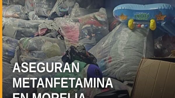 Agentes de la Fiscalía Michoacán asegurando bolsas con metanfetamina y pacas de ropa en Morelia y Tarímbaro