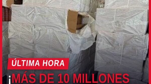 Contenedor abierto con cajas de cartón etiquetadas como cigarrillos de contrabando en el puerto de Lázaro Cárdenas, Michoacán