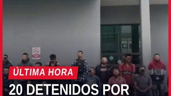 robo de aguacate en uruapan: uniformados de la Guardia Civil junto a un camión tipo rabón y cajas de aguacate en Zumpimito