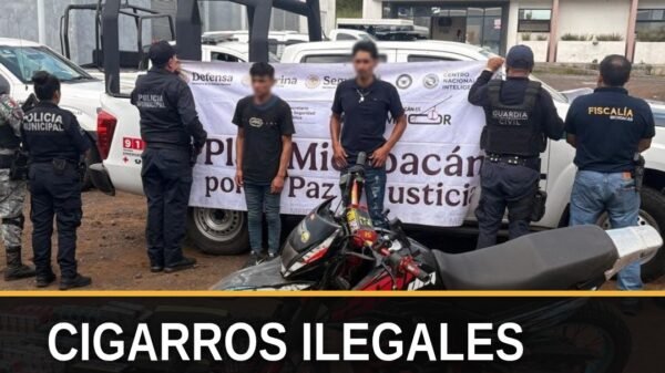 Dos hombres detenidos por la SSP en Uruapan con mochila que contiene cajetillas de cigarros ilegales