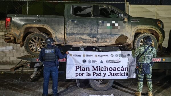 armas y vehículos asegurados: ametralladora, fusiles y dos vehículos (GMC y Toyota) con insignias de grupo delictivo