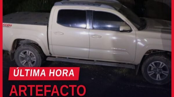 Imagen ilustrativa de un artefacto explosivo tipo granada junto a dos camionetas y placas vehiculares, representando la