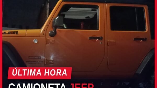 Camioneta Jeep Wrangler estacionada frente a un inmueble en Uruapan, Michoacán, durante operativo de la Fiscalía General del