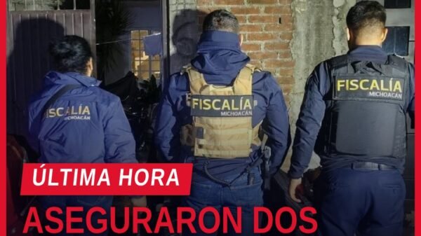 Dos caninos asegurados por maltrato animal uruapan: uno pequeño negro y uno mediano beige, amarrados al exterior de una