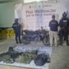 Motocicleta Italika Z200 negra con naranja sin placas y una mochila con uniformes tácticos sobre la calle Rentería Liviano