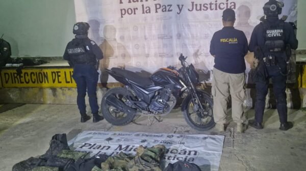 Motocicleta Italika Z200 negra con naranja sin placas y una mochila con uniformes tácticos sobre la calle Rentería Liviano