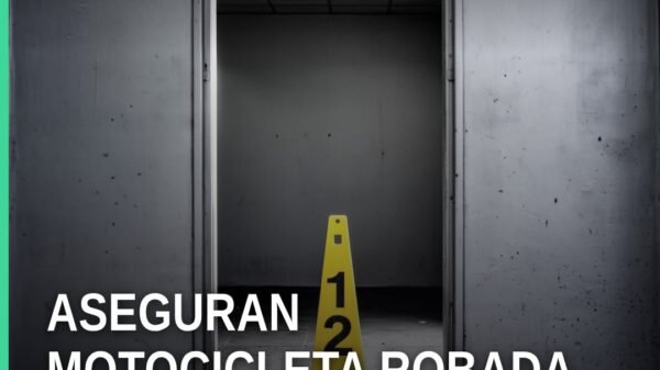 Motocicleta asegurada por la Fiscalía General del Estado de Michoacán en un inmueble de Irimbo, Michoacán, tras cateo