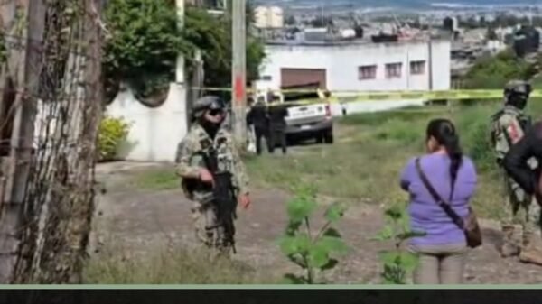 Vista exterior de un domicilio en la colonia Ilustres Novohispanos, Morelia, donde asesinan a dos hombres y hieren a uno