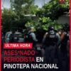 asesinan a periodista pinotepa: imagen simbólica de micrófono roto sobre fondo de bandera de Oaxaca y calle urbana
