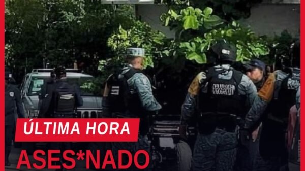 asesinan a periodista pinotepa: imagen simbólica de micrófono roto sobre fondo de bandera de Oaxaca y calle urbana