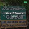 Fachada de una vivienda en El Guayabo, Apatzingán, con impactos de bala, bajo cielo nublado — el guayabo bajo el fuego