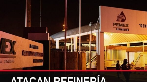 ataque refinería minatitlán: vista exterior de la refinería Lázaro Cárdenas con presencia de elementos de seguridad y vallas