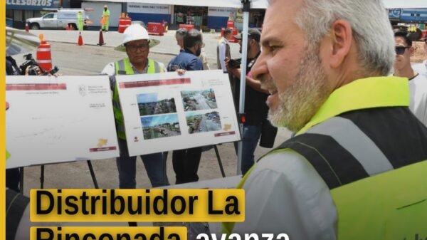 Maquinaria especializada trabajando en la construcción del distribuidor la rinconada en Zamora, Michoacán