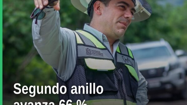 Obra en construcción del segundo anillo periférico entre Charo y Tarímbaro, con maquinaria y estructuras viales visibles
