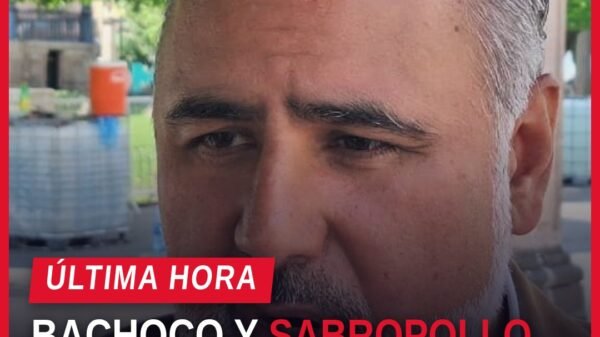 Fotografía simbólica de camiones de distribución estacionados frente a una bodega cerrada en Michoacán, con letrero