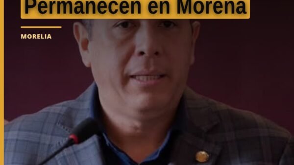 Diputado Juan Carlos Barragán Vélez hablando frente a micrófono, con fondo sutil de bandera de Morena; ilustra que