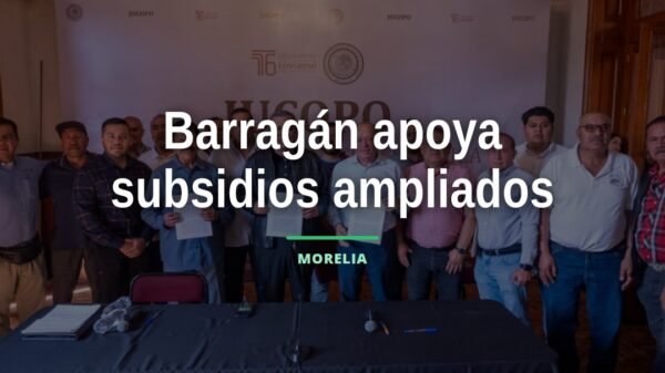 Diputado Juan Carlos Barragán hablando frente a microbuses y combis en Morelia, con letrero que menciona subsidios