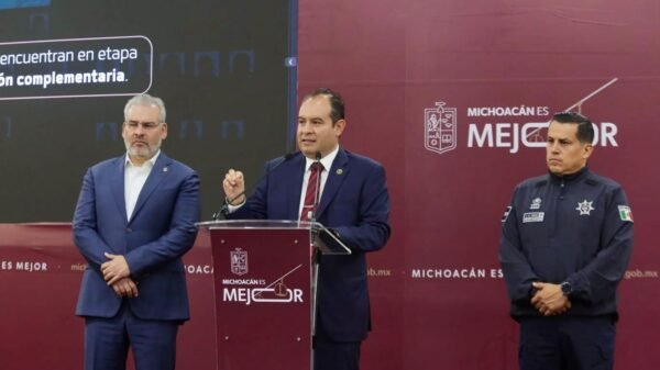 ampliación centro oncología: gobernador Bedolla hablando ante autoridades y personas con cáncer en Morelia, Michoacán
