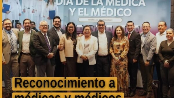 Diputada Belinda Iturbide Díaz hablando ante personal médico en evento en Morelia, Michoacán, con fondo de bandera y letrero