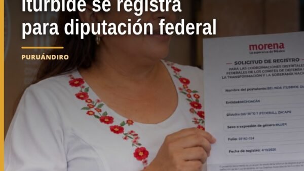 Belinda Iturbide Díaz frente a un micrófono en Puruándiro durante su registro diputación federal