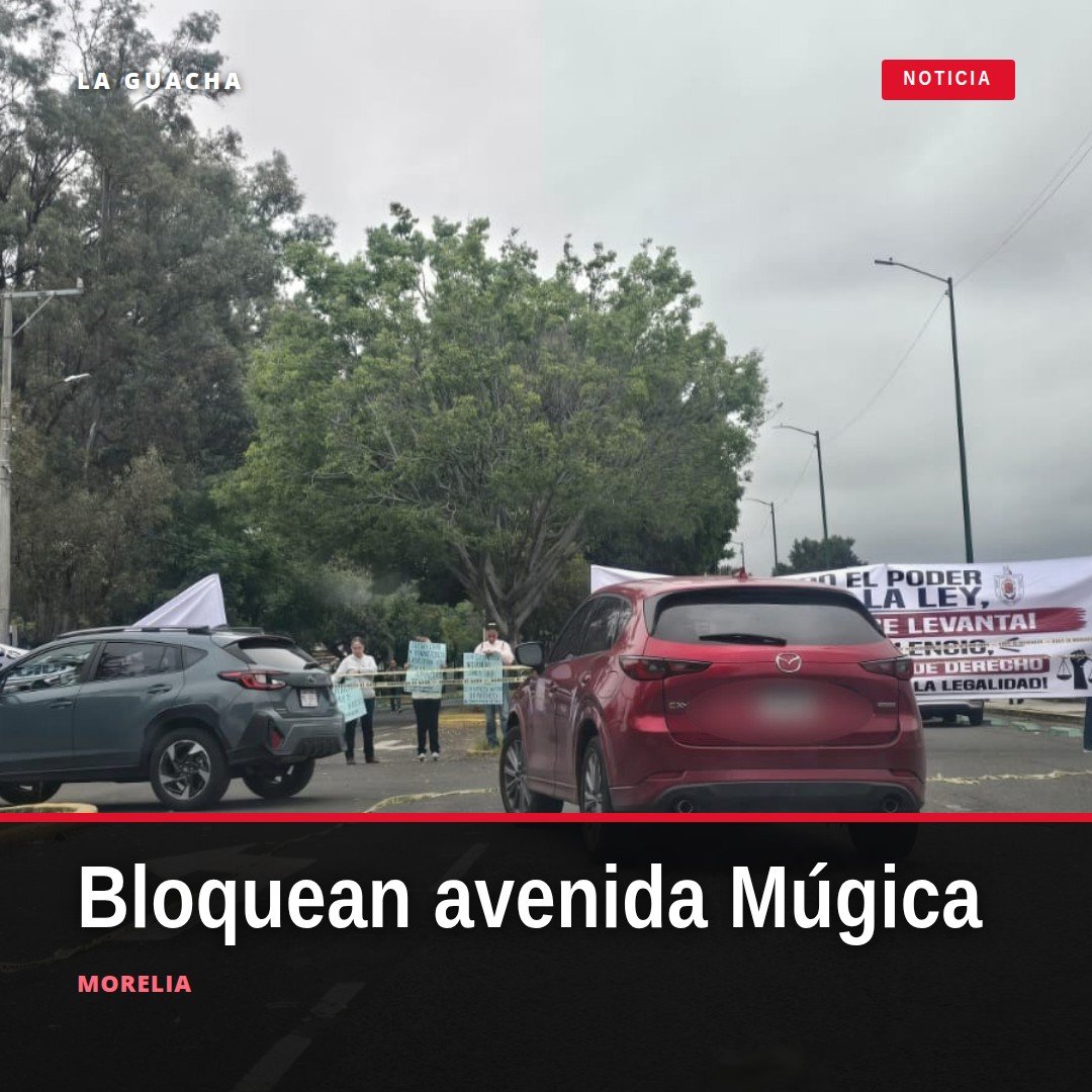 bloqueo avenida francisco j. múgica: jóvenes con pancartas frente a la Rectoría de la UMSNH en Morelia