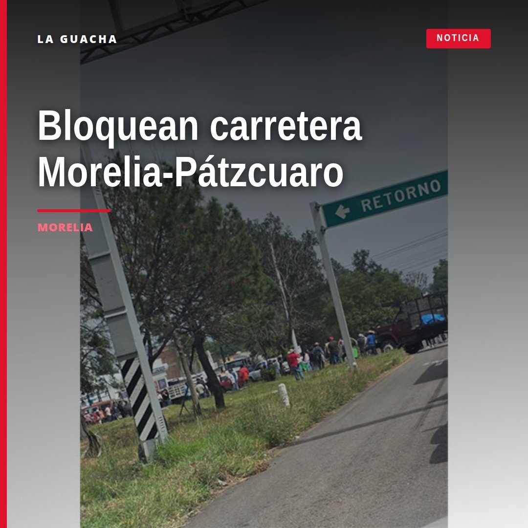 Vista lateral de varios vehículos estacionados transversalmente en la carretera Morelia-Pátzcuaro, bloqueando ambos