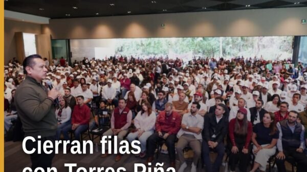 Gladyz Butanda y Osvaldo Ruiz junto a militantes en un evento en Morelia, Michoacán, reforzando la defensa de la soberanía
