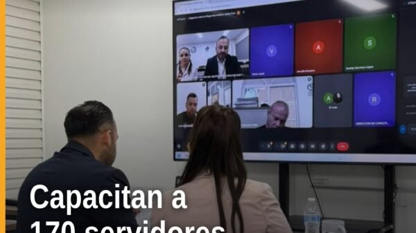 Grupo de 170 personas servidoras públicas participando en una capacitación sobre litigación etapa intermedia y juicio oral