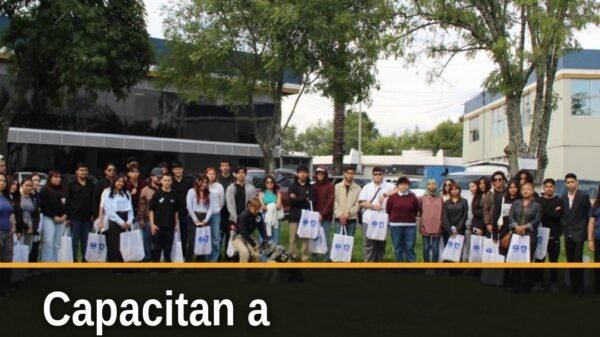 Grupo de 30 estudiantes universitarios escuchando una plática sobre delitos sexuales niñas, niños y adolescentes impartida