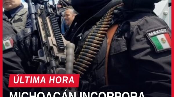 Agentes de la Guardia Civil de Michoacán en formación con armas colectivas, bajo bandera estatal