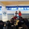 Prevención del acoso escolar: imagen de una charla informativa con estudiantes y un expositor de la Fiscalía General del