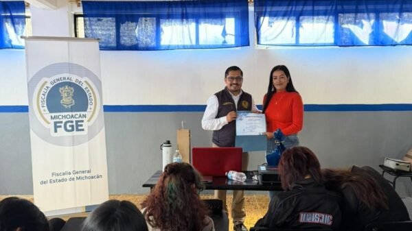 Prevención del acoso escolar: imagen de una charla informativa con estudiantes y un expositor de la Fiscalía General del