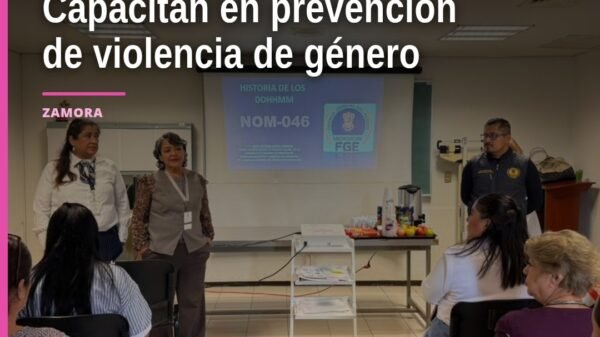 Personal de la FGE y del ISSSTE participando en una charla sobre prevención de la violencia de género en Zamora, Michoacán