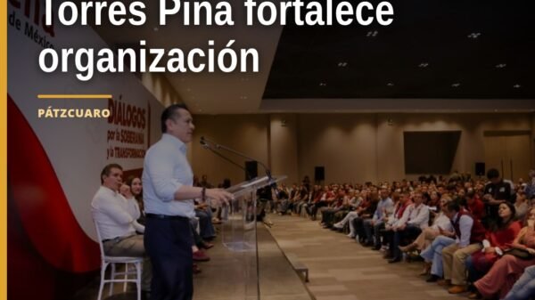 Carlos Torres Piña hablando ante dirigentes y militantes de Morena en un evento en Pátzcuaro o Morelia, fortalece