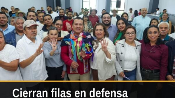 Grupo de maestros y Carlos Torres Piña en reunión en Morelia, Michoacán, durante encuentro por defensa de la soberanía