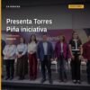 Carlos Torres Piña hablando frente a un micrófono con bandera de Morena, presentando 'La 4T te escucha' en Morelia