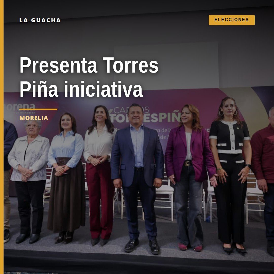 Carlos Torres Piña hablando frente a un micrófono con bandera de Morena, presentando 'La 4T te escucha' en Morelia