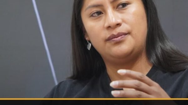 Foto de Celeste Ascencio hablando ante micrófono, con fondo neutro, representando la ruptura en Morena