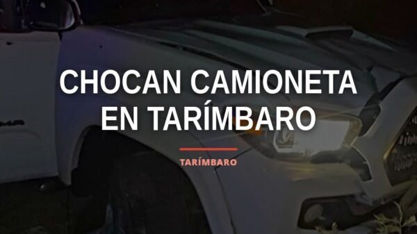 Camioneta Toyota Tacoma color plata chocada contra un árbol en la carretera Morelia-Salamanca, cerca de San Agustín del