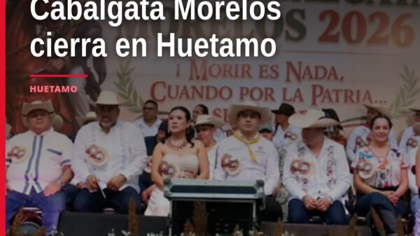 Multitud celebrando la cabalgata morelos huetamo en la plaza principal de Huetamo con jinetes, banderas y comidas típicas de