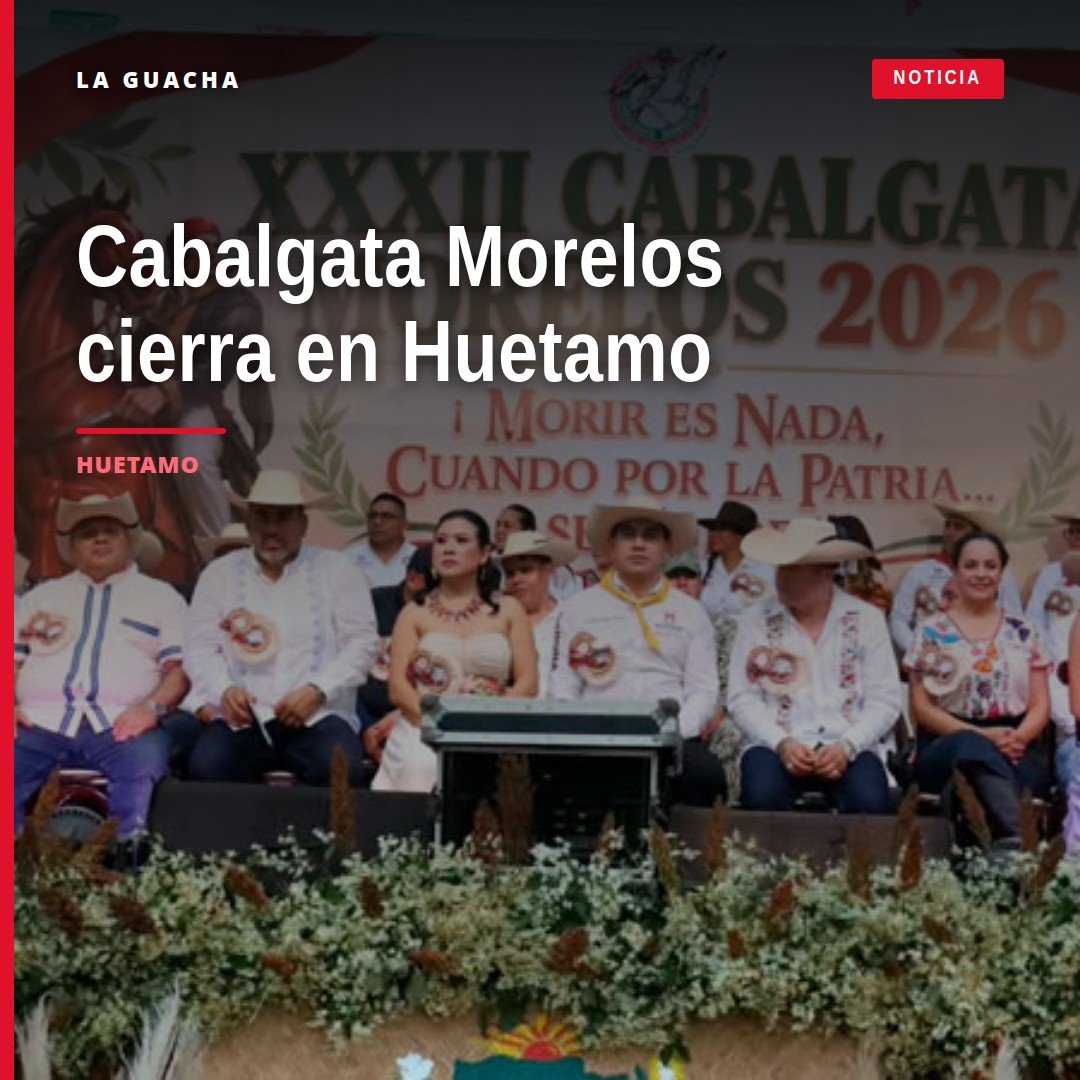 Multitud celebrando la cabalgata morelos huetamo en la plaza principal de Huetamo con jinetes, banderas y comidas típicas de