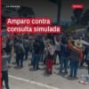 Grupo de autoridades tradicionales michoacanas firmando documento de amparo contra consulta simulada del INPI